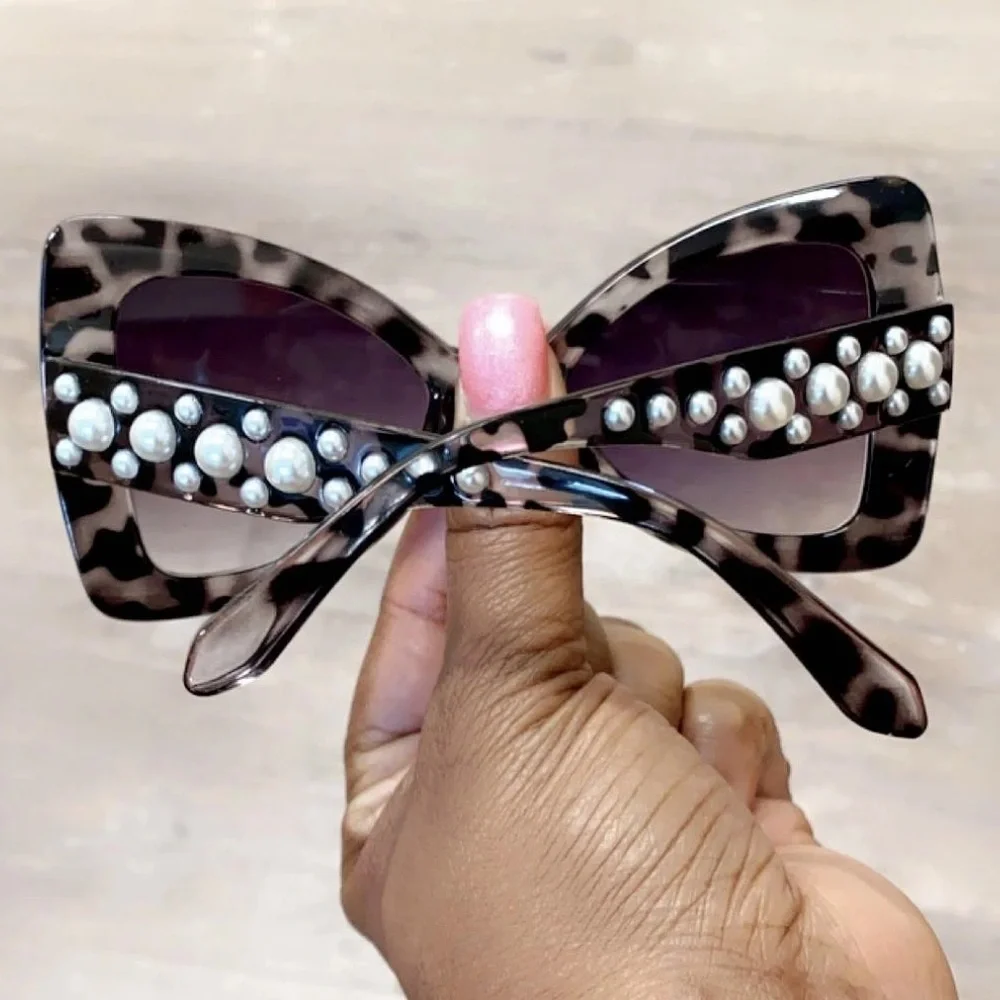 Leopard print sunglasses w/faux pearl arms